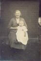 Fotokarte - junge Frau mit Kleinkind