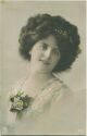 Postkarte - Junge Frau mit Blumen