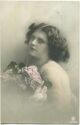Postkarte - Junge Frau mit einem Rosenstrauss