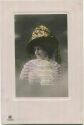 Postkarte - Frau mit Blumen am Hut