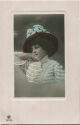 Postkarte - Frau mit Blumen am Hut