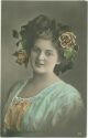 Postkarte - Junge Frau mit Rosen im Haar