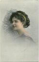 Postkarte - Junge Frau mit Haarband - coloriert