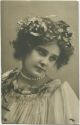 Postkarte - Junge Frau mit einer Perlenkette