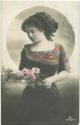 Postkarte - Junge Frau in einem bestickten Kleid