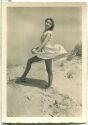 Frau am Strand - Foto-Ansichtskarte