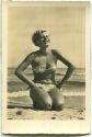 Frau am Strand - Bademode - Foto-Ansichtskarte