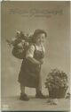Postkarte - Junge mit Blumenkörben