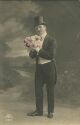 Ansichtskarte - Mann in Frack und Zylinder mit Blumenstrauss