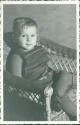 Kleiner Junge im Korbsessel - Foto-AK 40er Jahre