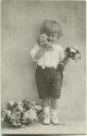 Postkarte - Junge mit Blumen