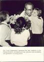 Junge Pioniere begrüssen Paul Robeson - Foto-AK Grossformat ca. 1960