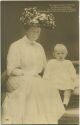 Postkarte - Herzogin Karoline Mathilde zu Holstein-Glücksburg mit ihrem Enkel