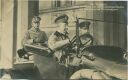 Postkarte - Der Kronprinz beim verlassen des Generalstabsgebäudes am Steuer seines Protowagens