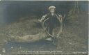 Postkarte - Prinz Wilhelm mit den Jagdtrophäen seines Vaters