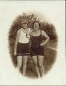 Zwei junge Frauen - Foto 1926