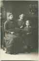 Mutter und zwei Kinder - Foto-Ansichtskarte