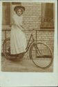 Ansichtskarte - Frau mit Fahrrad