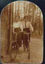 Zwei Mädels auf dem Fahrrad - Foto beschnitten