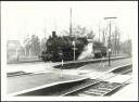 572559 Lokomotive im Bahnhof Warburg 1969 - Foto 7,5cm x 10,5cm