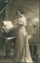 Ansichtskarte - Frau am Klavier