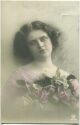 Junge Frau mit einem Rosenstrauss