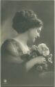 Postkarte - Frau mit Blumenstrauss