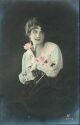Junge Frau mit Blumen im Arm - Ansichtskarte