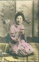 Japanerin mit Opiumpfeife - Foto-AK koloriert ca. 1900