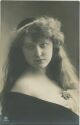 Postkarte - Junge Frau mit langen Haaren
