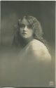 Postkarte - Junge Frau mit langen Haaren - jeune femme