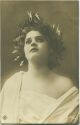 Postkarte - Junge Frau mit Siegerkranz
