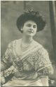Postkarte - Junge Frau mit Perlenkette