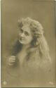 Postkarte - Junge Frau mit langen Haaren