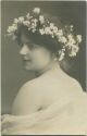 Postkarte - Junge Frau mit Blumen im Haar - jeune femme