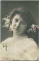 Postkarte - Junge Frau mit Blumen im Haar