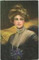Postkarte - Frau mit Perlenkette