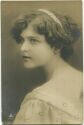 Postkarte - Junge Frau mit Haarband