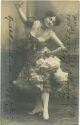 Postkarte - Junge Frau im Rüschenkleid