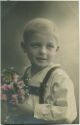 Geburtstag - Junge mit Blumenstrauss - Foto-AK