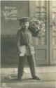 Junge in Uniform mit Blumenkorb und Briefen - Foto-AK