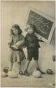 Postkarte - Fröhliche Ostern zwei Kinder mit Ostereiern und Schiefertafel