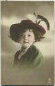 Postkarte - Kind mit Feder-Hut