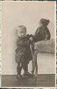 Ansichtskarte - Kind mit Bär - Junge mit grossem Teddy