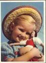 Mädchen mit Puppe und Hut