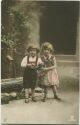 Postkarte - Kinder in Tracht - Lederhose - Blumen - Brunnen ca. 1915