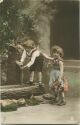 Postkarte - Kinder in Tracht - Lederhose - Blumen - Brunnen ca. 1915