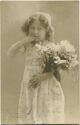 Postkarte - kleines Mädchen mit einem Blumenstrauss - Fillette