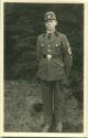 Postkarte - Soldat in Uniform - Abzeichen