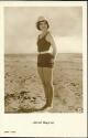 Janet Gaynor im Badedress